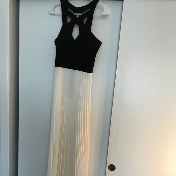 Perfect for vacation or formal event - Picture 3 of 4